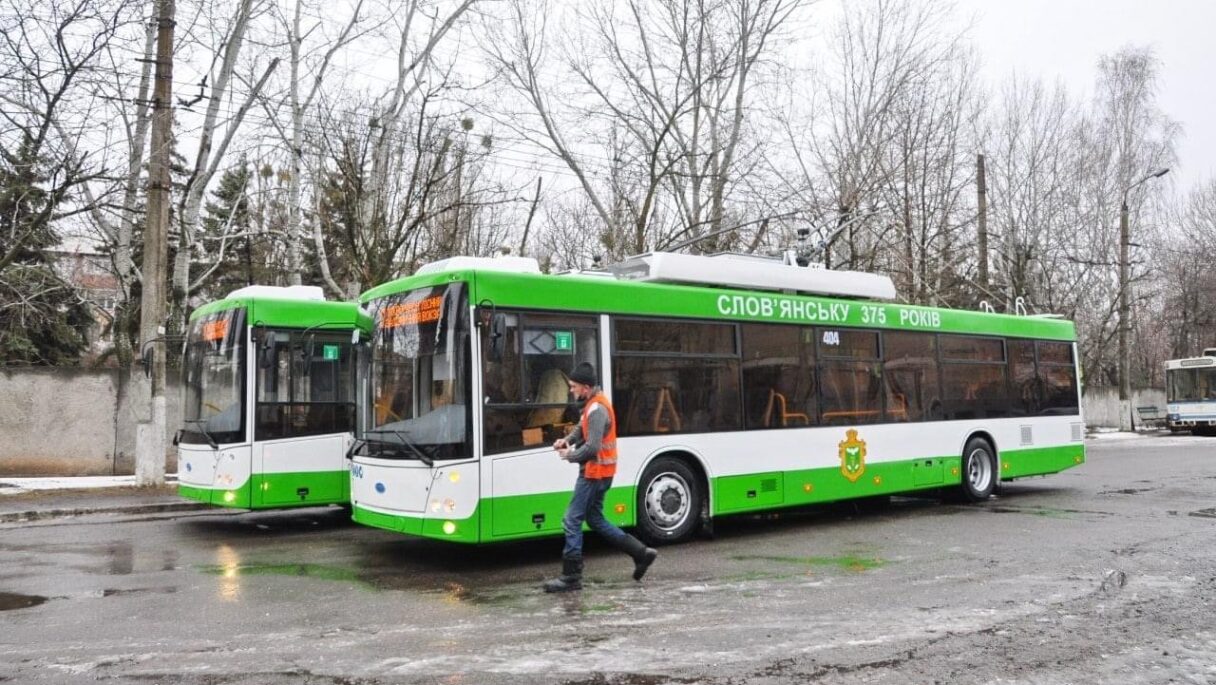 Místo trolejí sítě proti dronům. Trolejbusy ve Slovjansku dojezdily