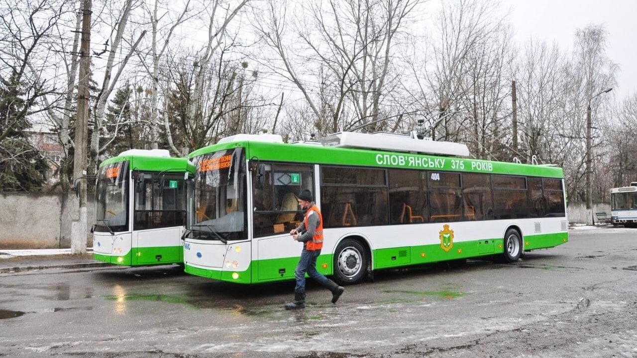 Místo trolejí sítě proti dronům. Trolejbusy ve Slovjansku dojezdily