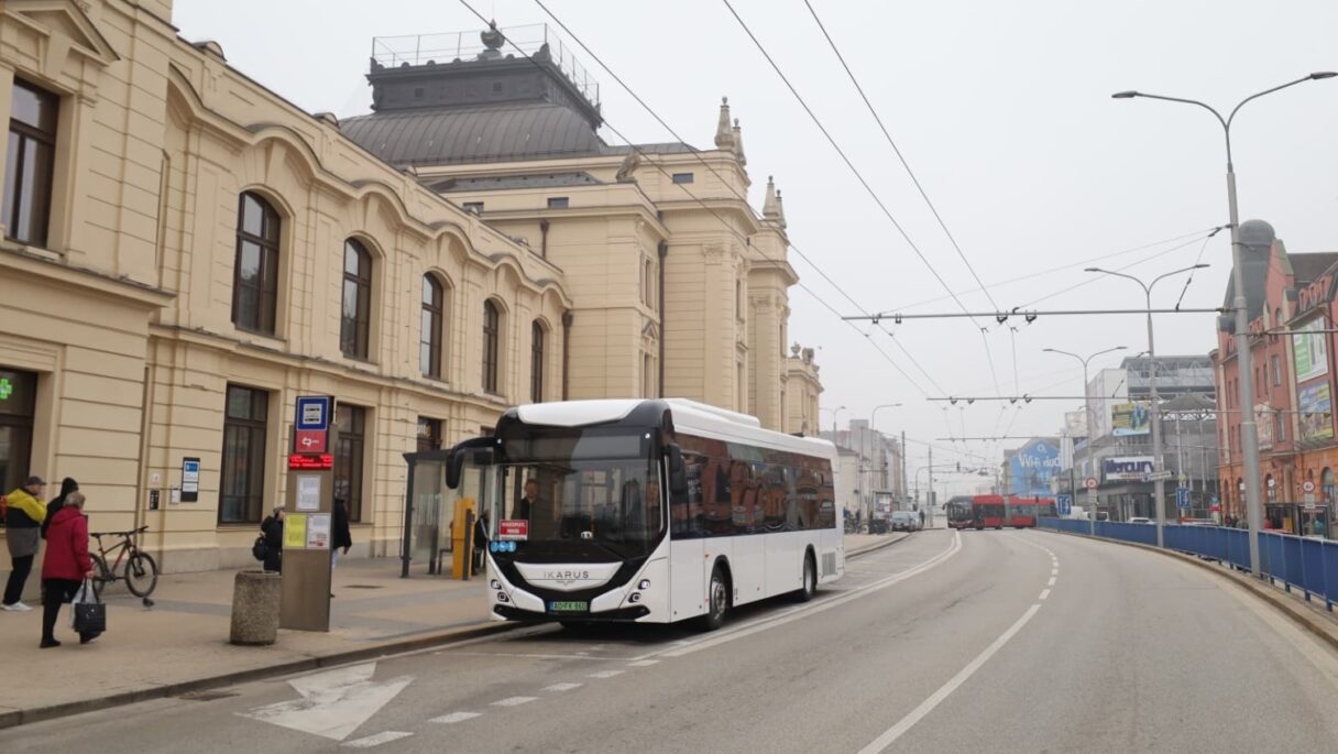 České Budějovice testují elektrický Ikarus. Bez cestujících