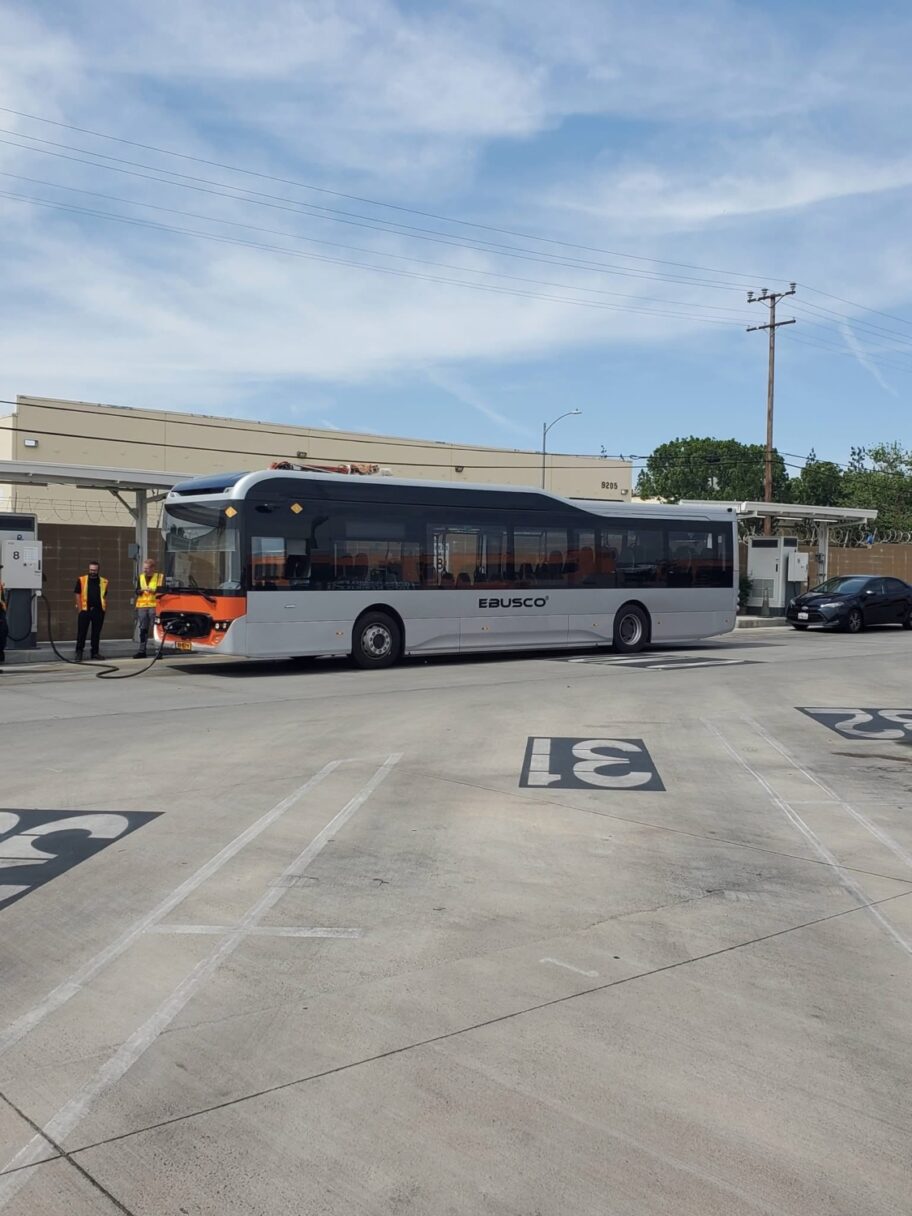 Ebusco zkouší průlom v USA. Do Los Angeles dorazil první elektrobus