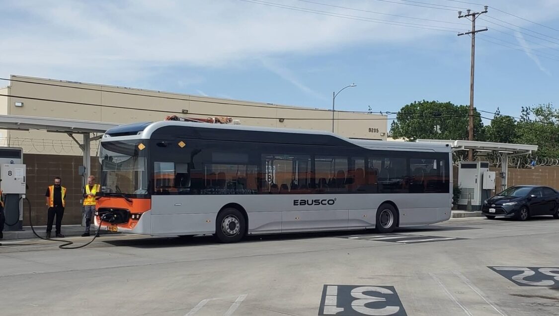 Ebusco zkouší průlom v USA. Do Los Angeles dorazil první elektrobus