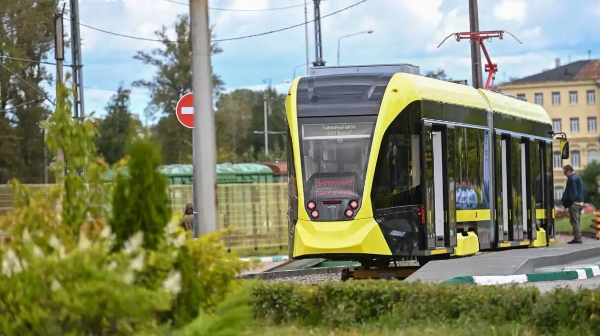Transportnyje Sistěmy představily úzkorozchodnou tramvaj Korsar s upraveným designem