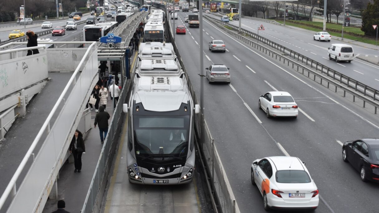 Dalších 100 tříčlánkových autobusů AKIA pro istanbulský BRT