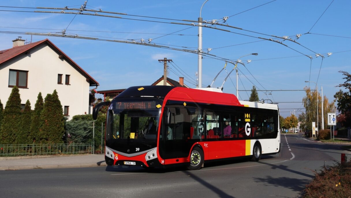 V Hradci Králové vyjel poprvé nový parciální trolejbus Škoda 32 Tr