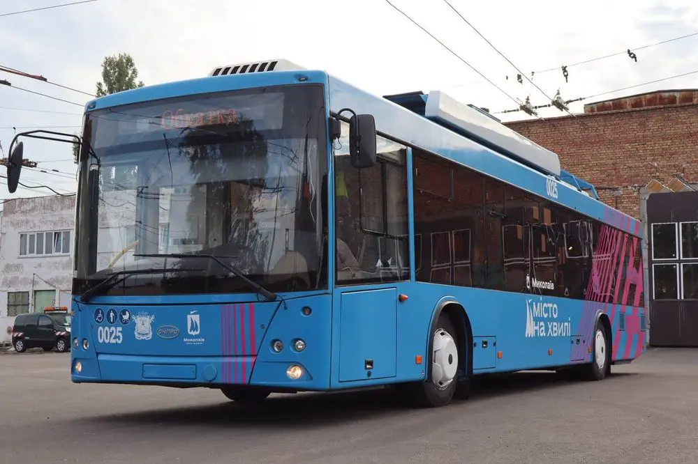 První přestavěný trolejbus Dnipro T203 s karoserií běloruského MAZu. (foto: Mykolaivelektrotrans)